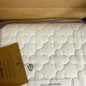 Mattress Cover - White twin new in box